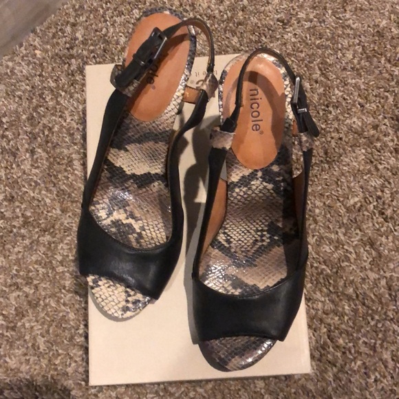 Beautiful heel by Nicole in VERY GOOD USED CONDITION - Picture 5 of 7